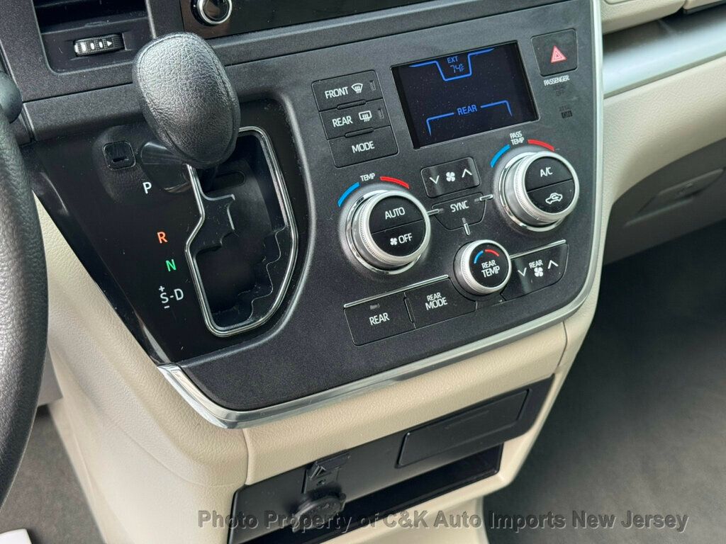 2019 Toyota Sienna L photo 17