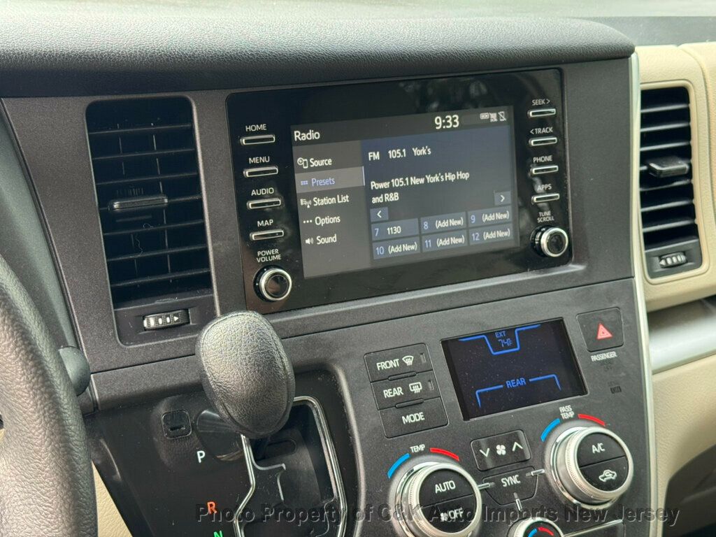 2019 Toyota Sienna L photo 18