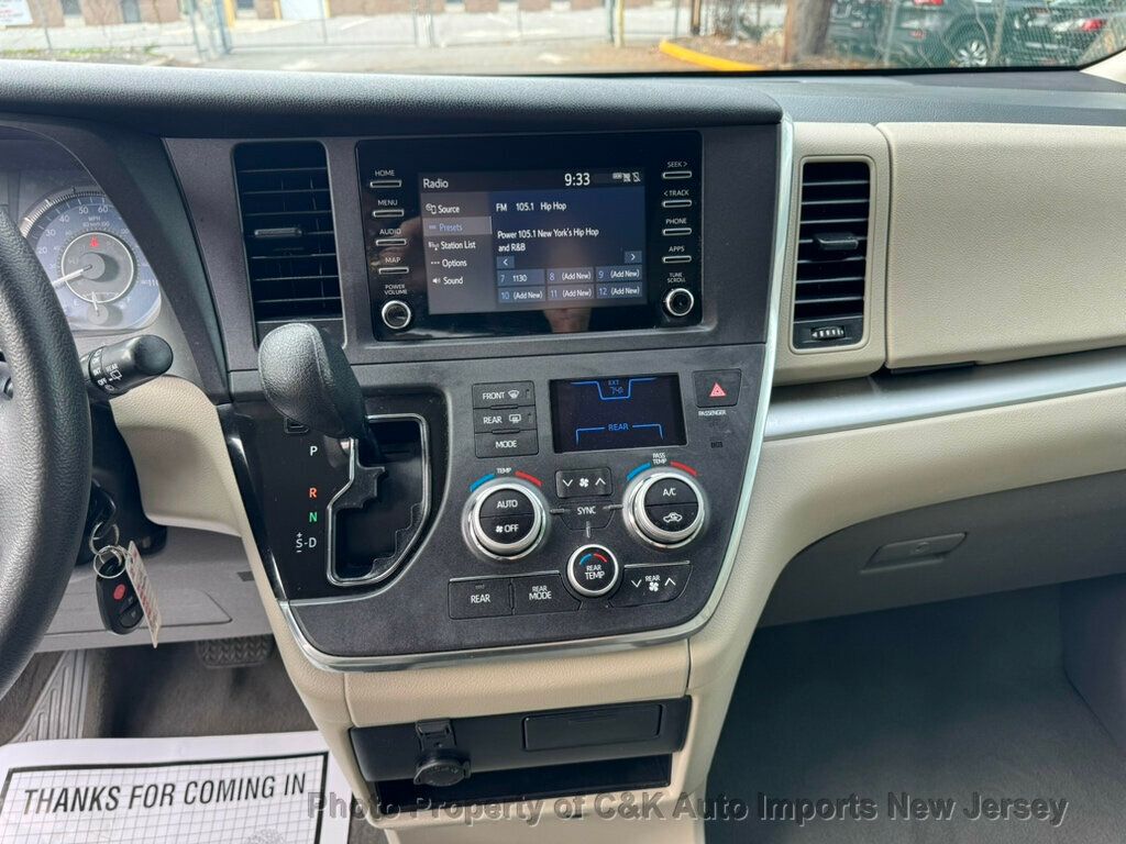 2019 Toyota Sienna L photo 19