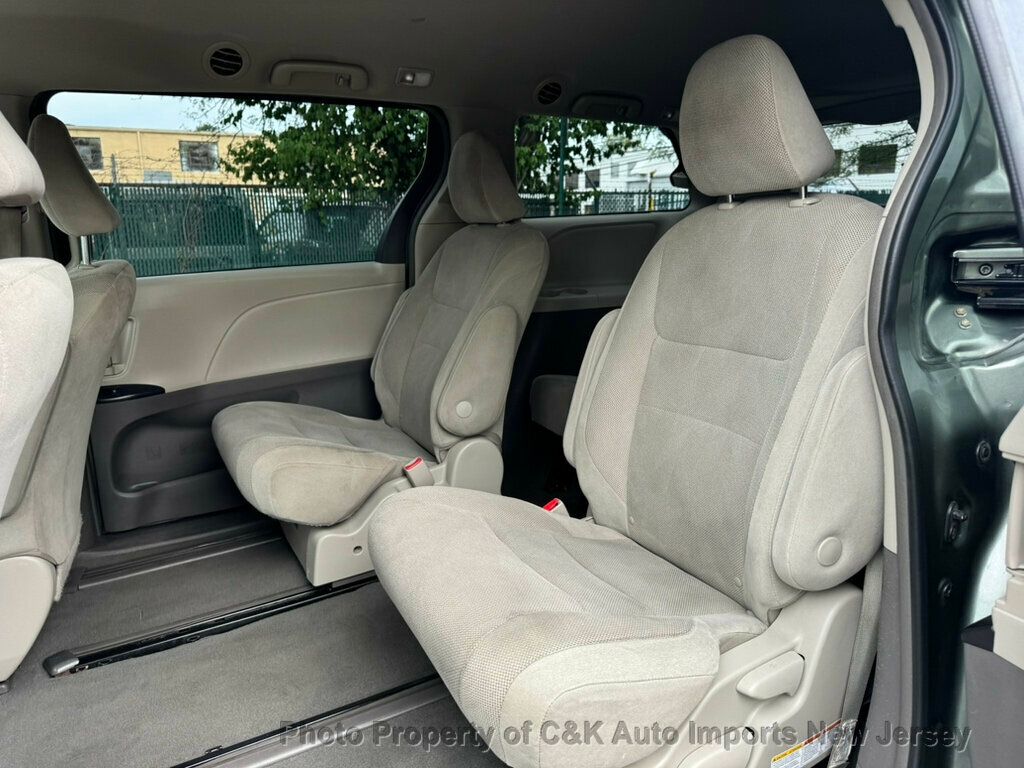 2019 Toyota Sienna L photo 21