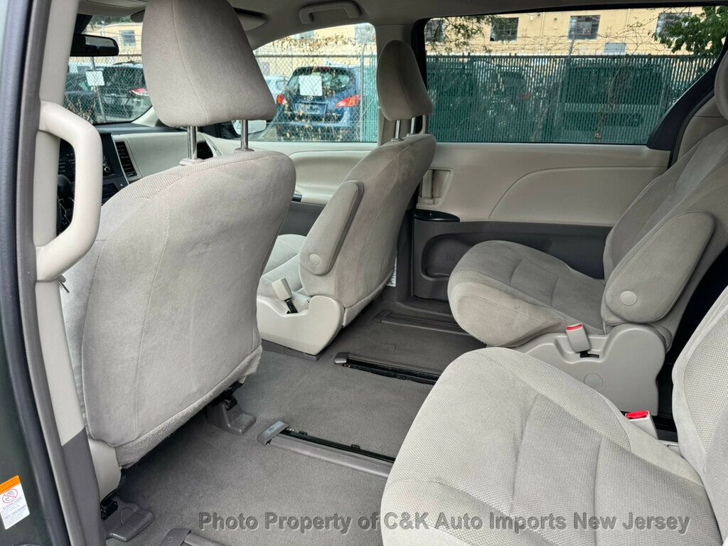 2019 Toyota Sienna L photo 22