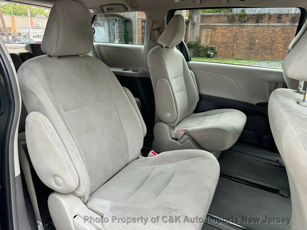 2019 Toyota Sienna L photo 23