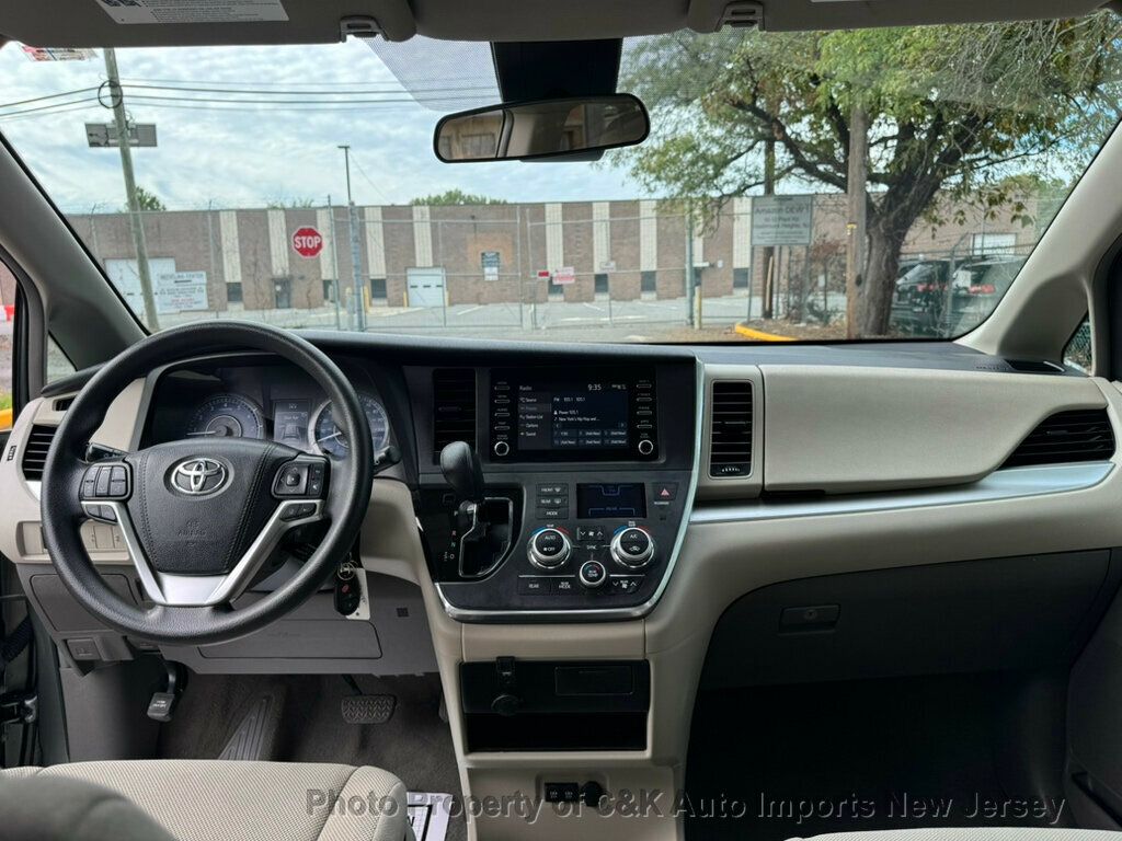 2019 Toyota Sienna L photo 24