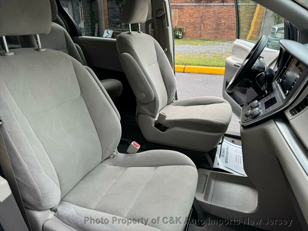 2019 Toyota Sienna L photo 25