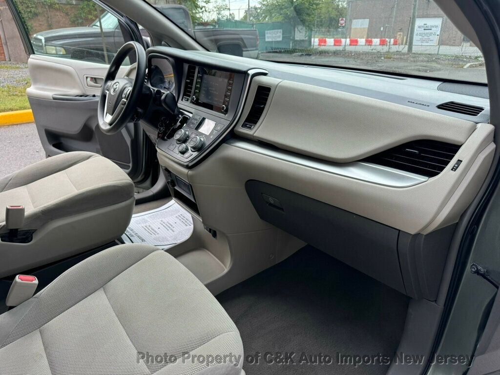 2019 Toyota Sienna L photo 26