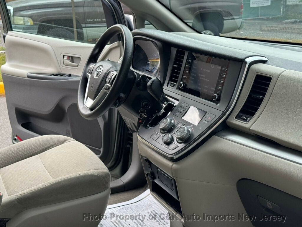 2019 Toyota Sienna L photo 27