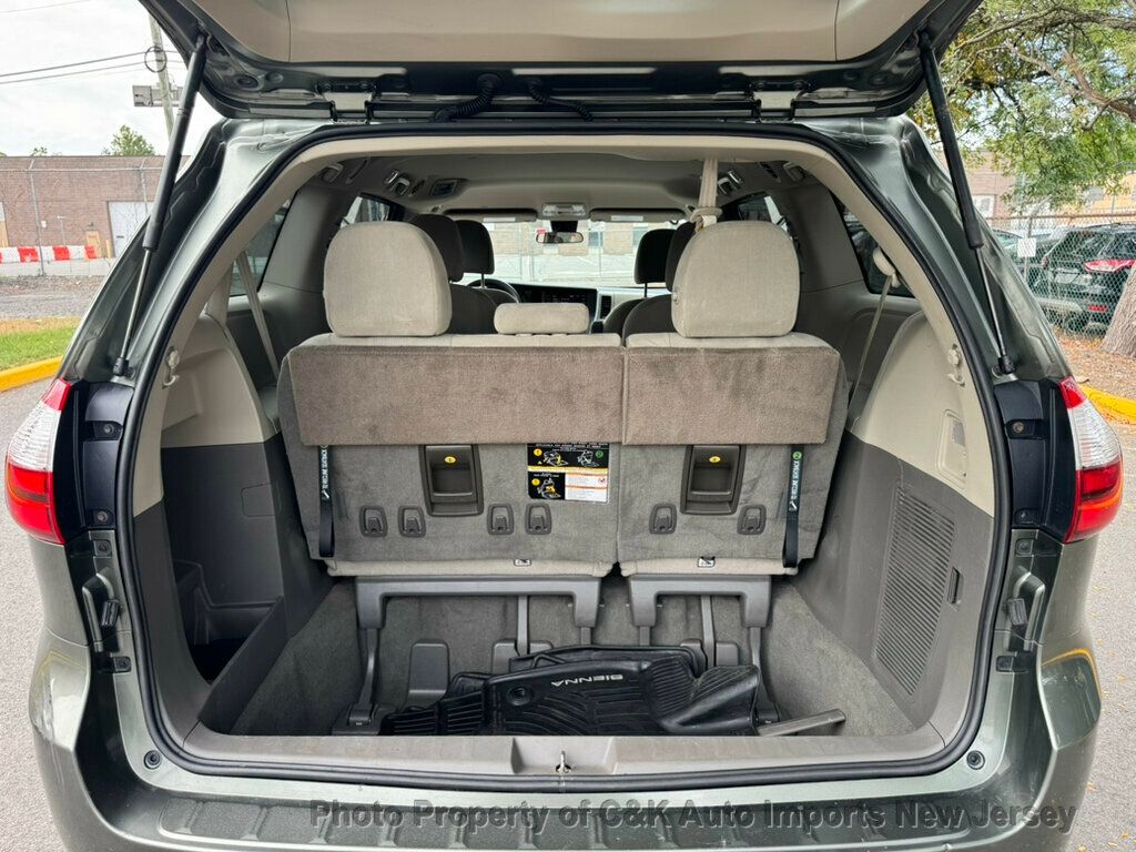 2019 Toyota Sienna L photo 28