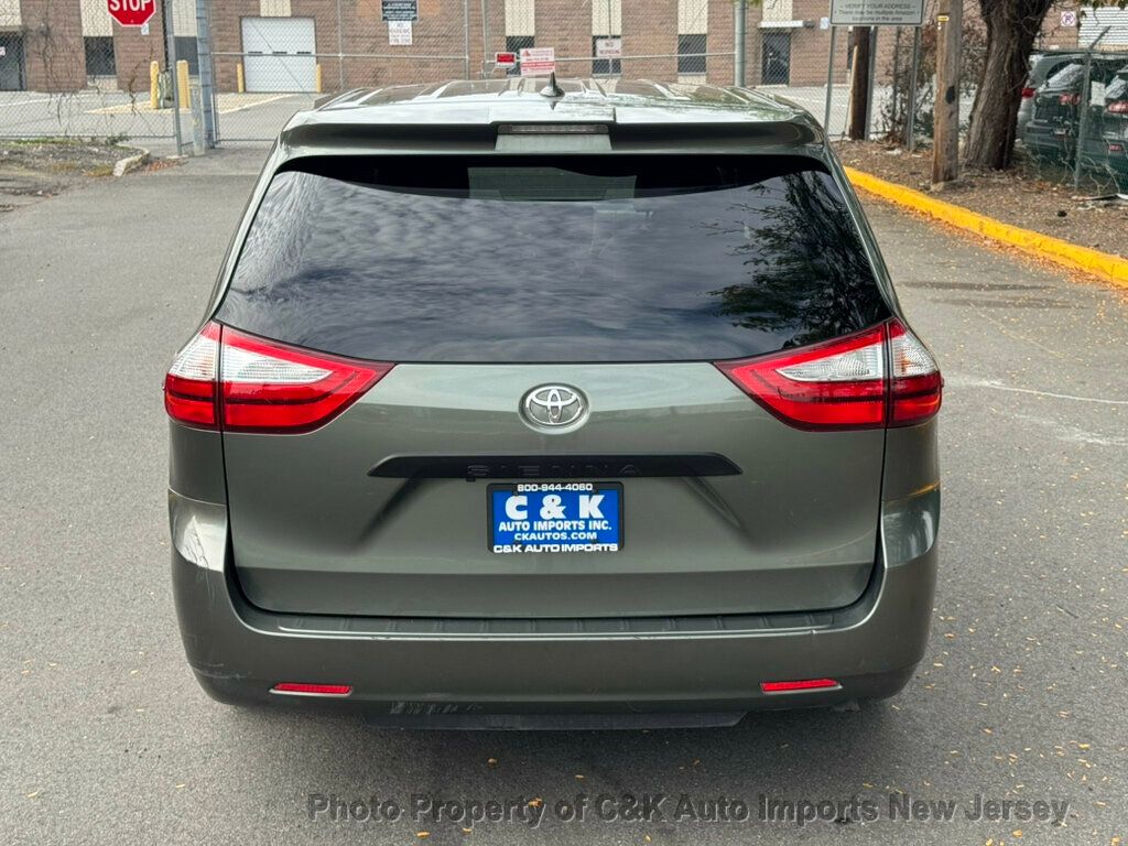 2019 Toyota Sienna L photo 2