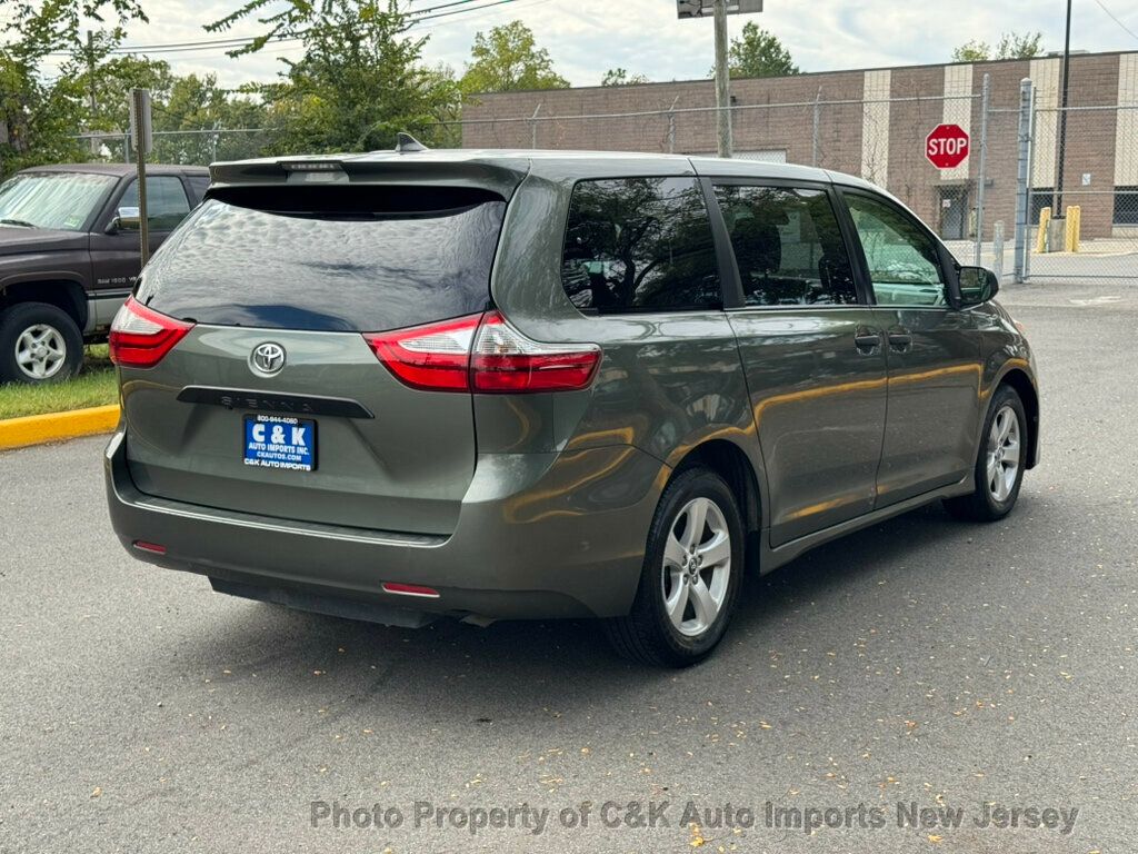 2019 Toyota Sienna L photo 3
