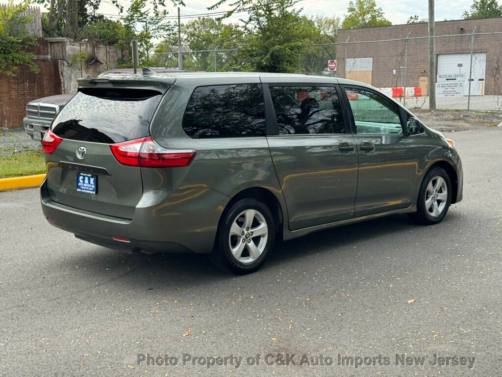 2019 Toyota Sienna L photo 4
