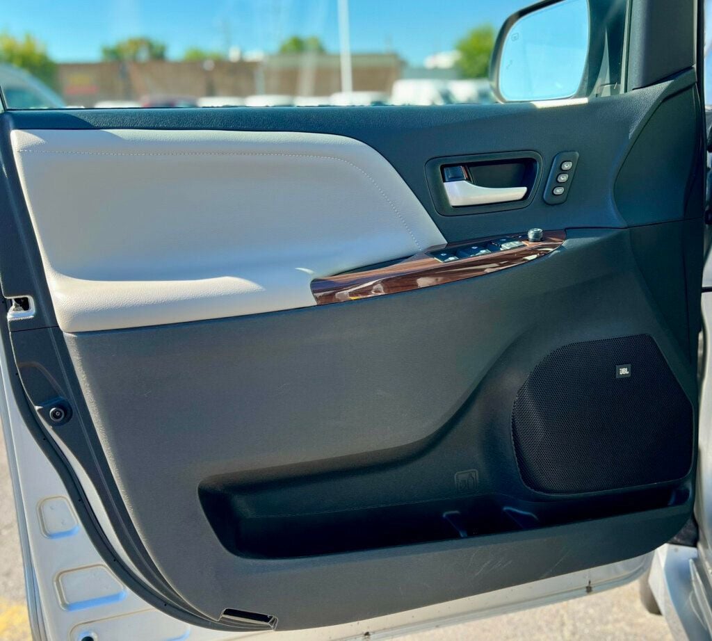 2019 Toyota Sienna Limited Premium photo 11