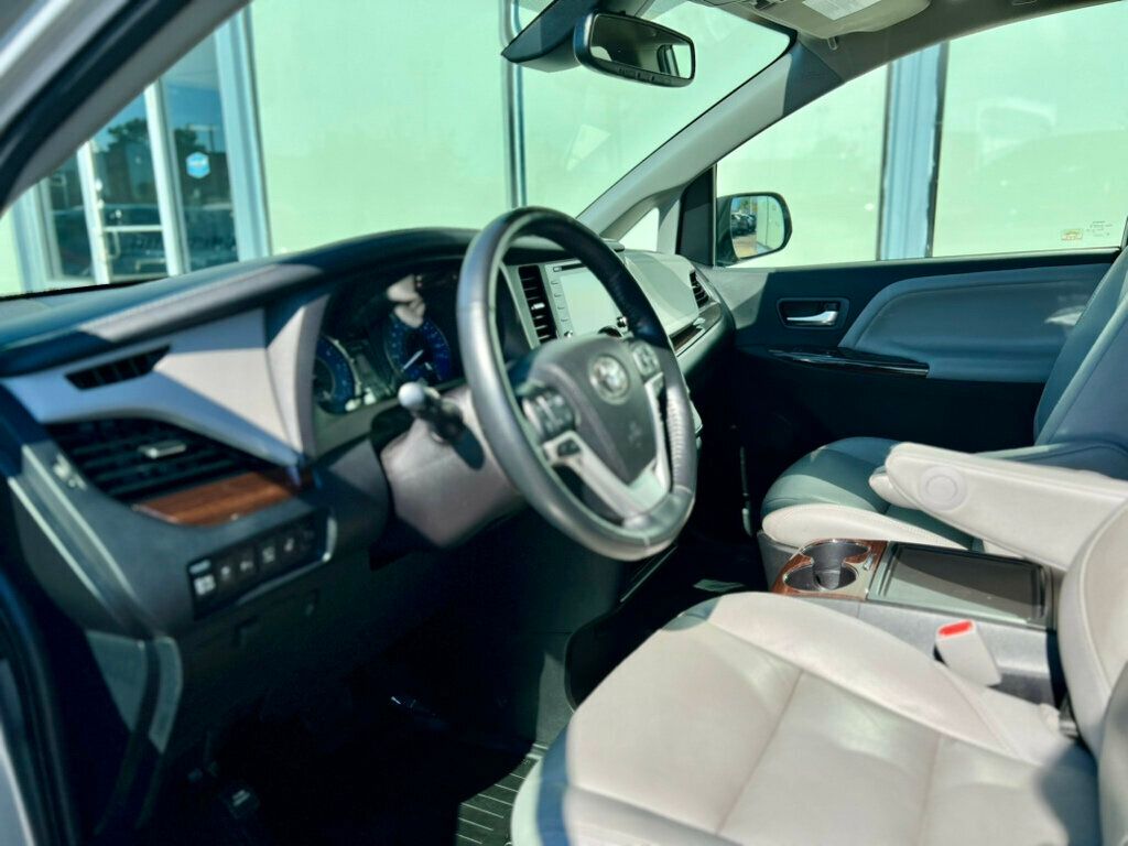 2019 Toyota Sienna Limited Premium photo 12