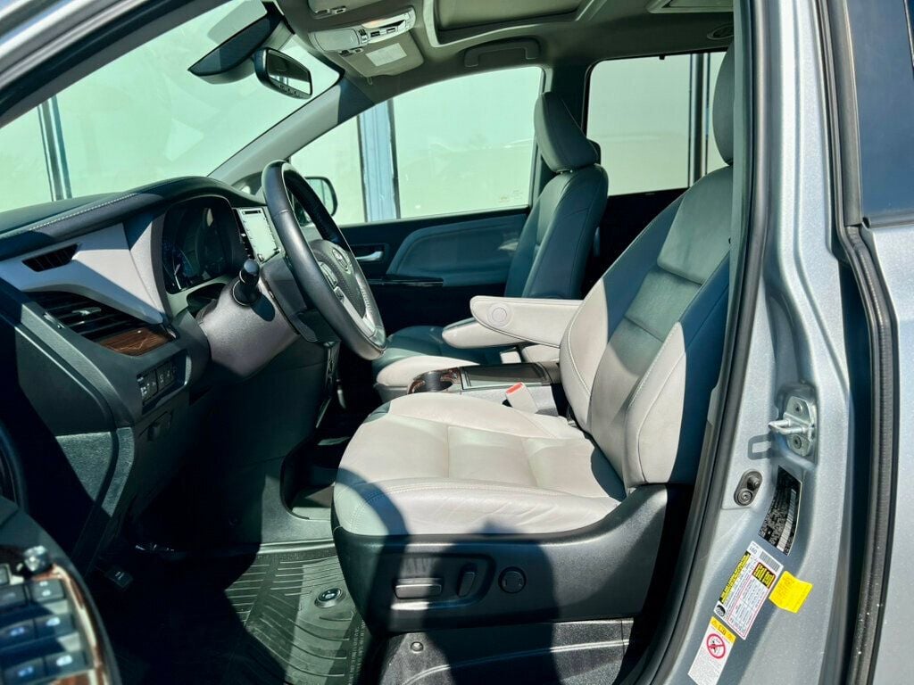 2019 Toyota Sienna Limited Premium photo 13