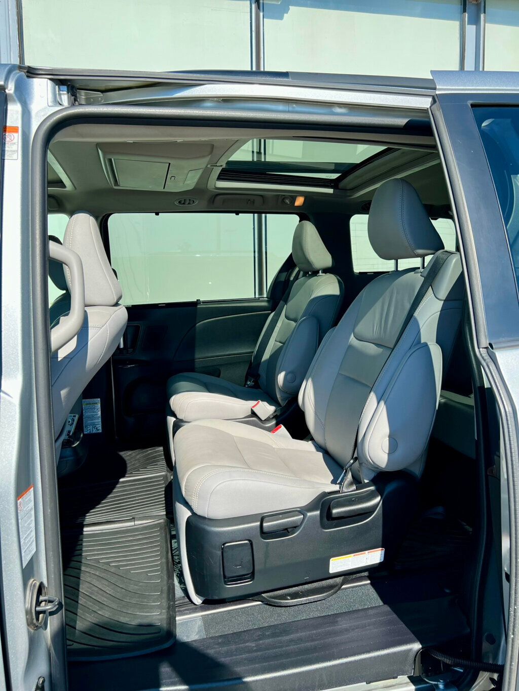 2019 Toyota Sienna Limited Premium photo 14
