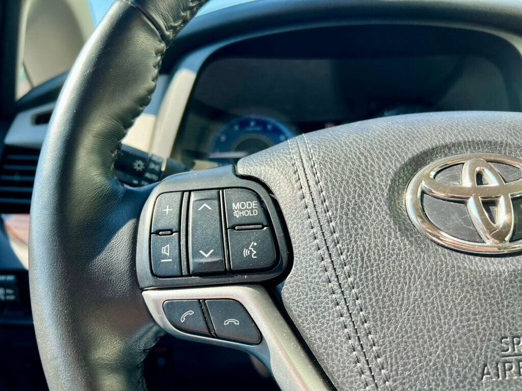 2019 Toyota Sienna Limited Premium photo 16