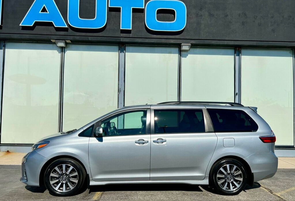 2019 Toyota Sienna Limited Premium photo 2