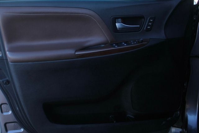 2019 Toyota Sienna ONE OWNER AWD LIMITED W/ NAVIGATION, LEATHER HTD SEATS, MOONROOF - 22976799 - 18