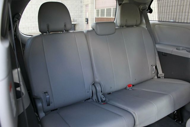 2019 Toyota Sienna ONE OWNER AWD XLE W/ NAVIGATION, MOONROOF, LEATHER - 23018388 - 10