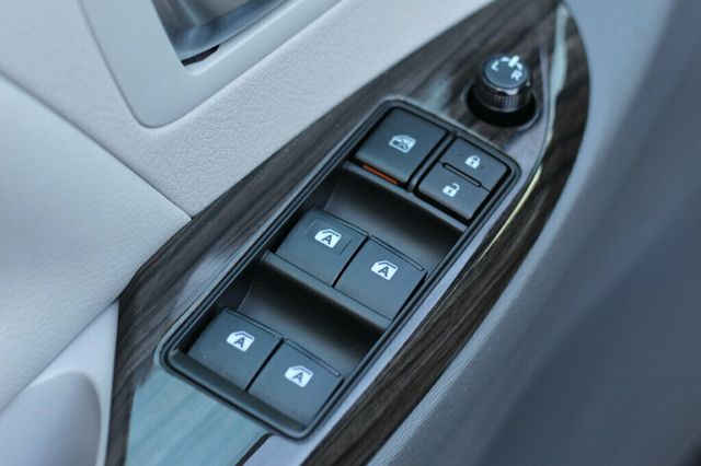 2019 Toyota Sienna ONE OWNER AWD XLE W/ NAVIGATION, MOONROOF, LEATHER - 23018388 - 19