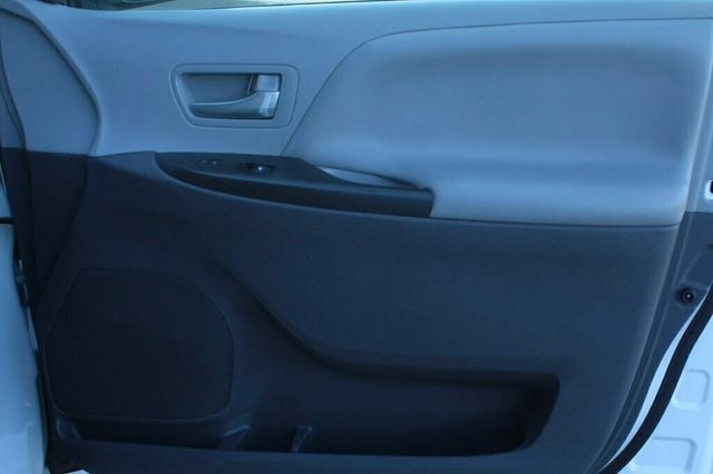 2019 Toyota Sienna ONE OWNER LE 8 PASSENGER - 22981388 - 5