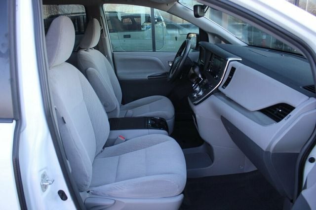 2019 Toyota Sienna ONE OWNER LE 8 PASSENGER - 22981388 - 6