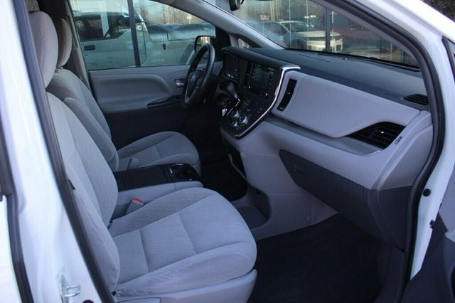 2019 Toyota Sienna ONE OWNER LE 8 PASSENGER - 22981388 - 7