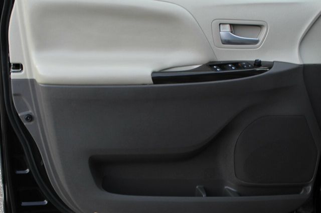 2019 Toyota Sienna ONE OWNER XLE PREMIUM W/ REAR BLU-RAY DVD, NAVIGATION, LEATHER - 23089853 - 17