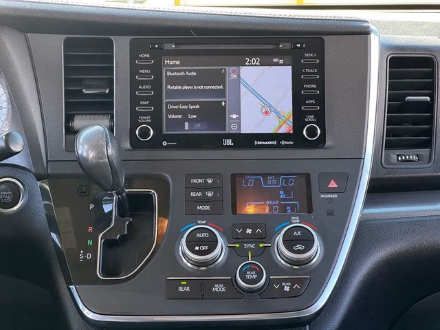 2019 Toyota Sienna SE Premium - 22704888 - 17