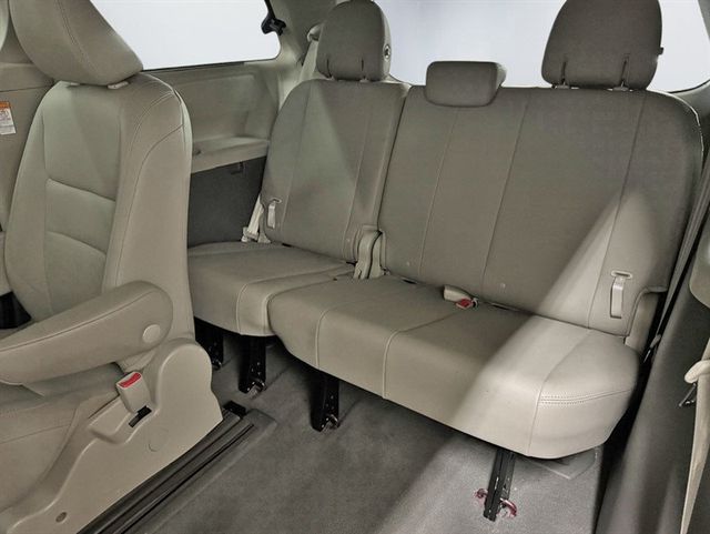 2019 Toyota Sienna XLE Automatic Access Seat FWD 7-Passenger - 22998256 - 19