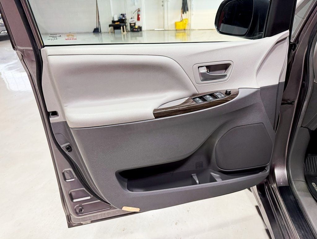 2019 Toyota Sienna XLE Automatic Access Seat FWD 7-Passenger - 22933029 - 24