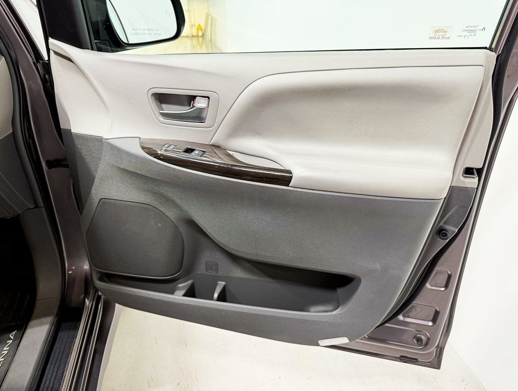 2019 Toyota Sienna XLE Automatic Access Seat FWD 7-Passenger - 22933029 - 36