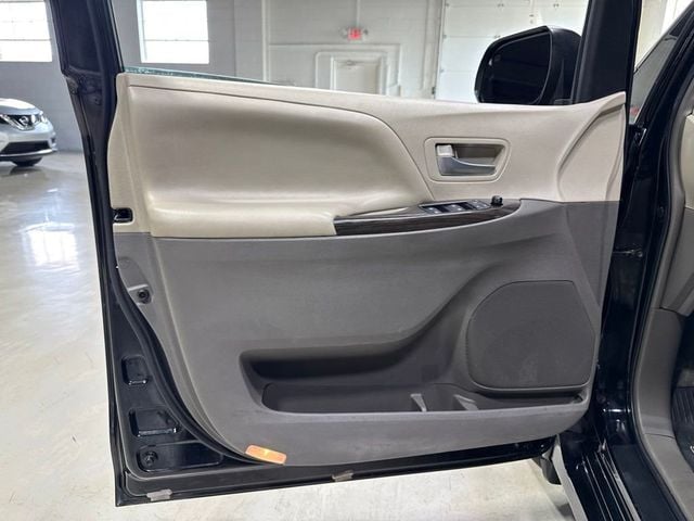2019 Toyota Sienna XLE Automatic Access Seat FWD 7-Passenger - 23031652 - 22
