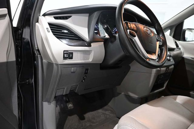 2019 Toyota Sienna XLE Automatic Access Seat FWD 7-Passenger - 23045925 - 30