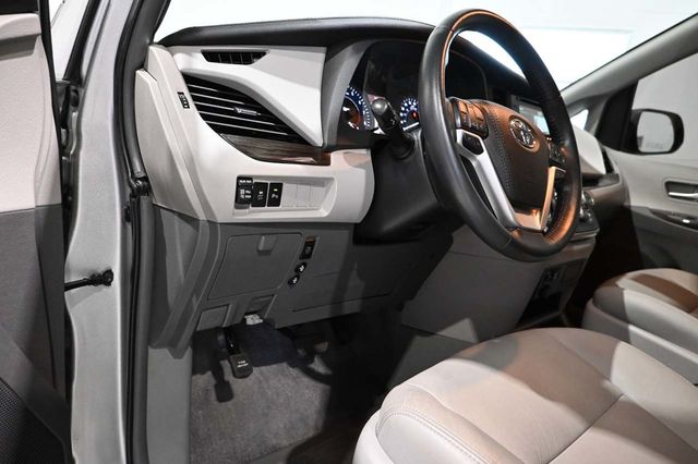 2019 Toyota Sienna XLE Automatic Access Seat FWD 7-Passenger - 23099429 - 32