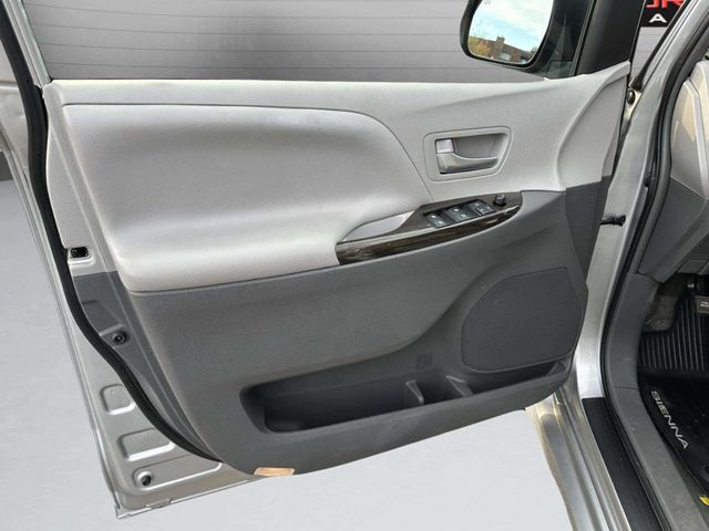 2019 Toyota Sienna XLE AWD 7-Passenger - 22944148 - 14