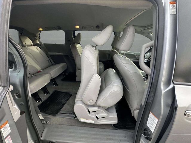 2019 Toyota Sienna XLE AWD 7-Passenger - 22944148 - 25