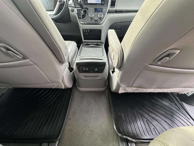 2019 Toyota Sienna XLE AWD 7-Passenger - 22965022 - 27