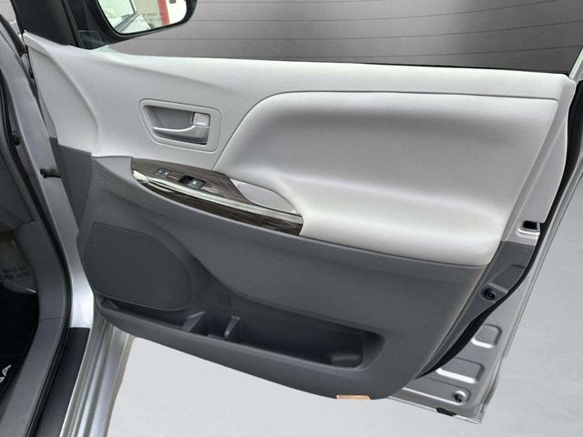 2019 Toyota Sienna XLE AWD 7-Passenger - 22965022 - 30