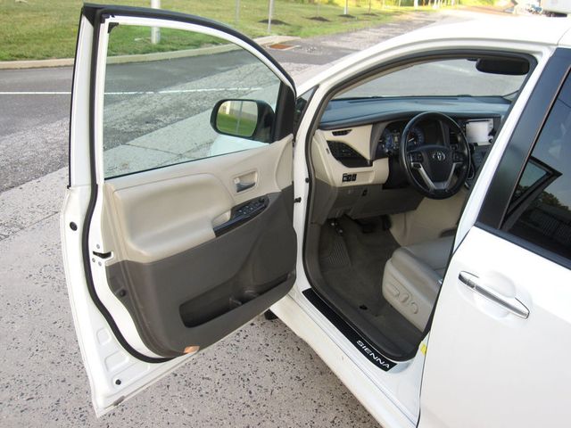 2019 Toyota Sienna XLE Premium AWD 7-Passenger - 23048804 - 16