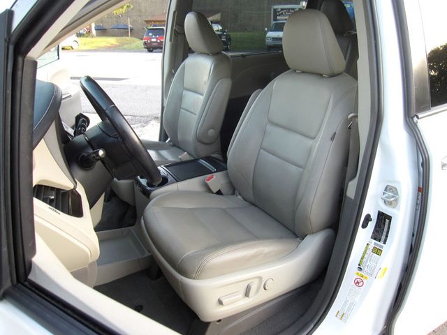2019 Toyota Sienna XLE Premium AWD 7-Passenger - 23048804 - 18