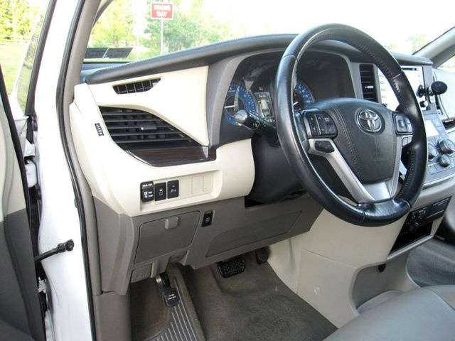 2019 Toyota Sienna XLE Premium AWD 7-Passenger - 23048804 - 19
