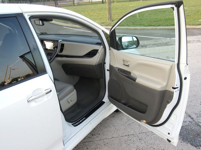 2019 Toyota Sienna XLE Premium AWD 7-Passenger - 23048804 - 22