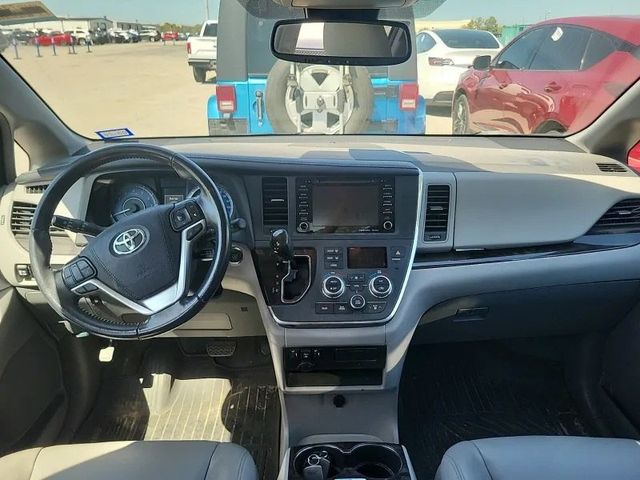 2019 Toyota Sienna XLE Premium AWD 7-Passenger - 23005379 - 4