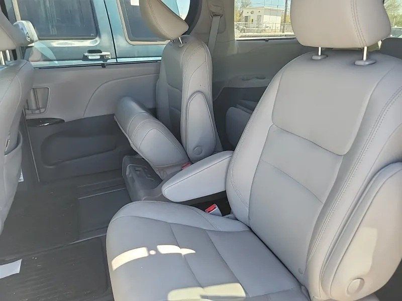 2019 Toyota Sienna XLE Premium AWD 7-Passenger - 23005379 - 6