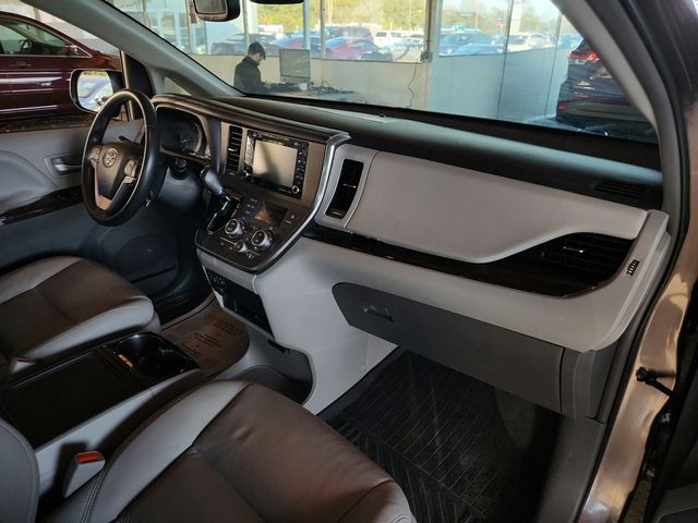2019 Toyota Sienna XLE Premium AWD, 7-Seater - 22934870 - 16