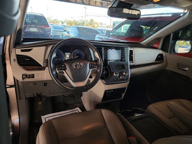 2019 Toyota Sienna XLE Premium AWD, 7-Seater - 22934870 - 21