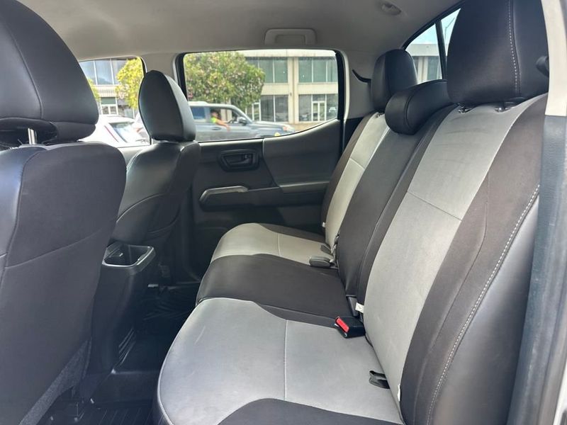 2019 Toyota Tacoma SR5 photo 12