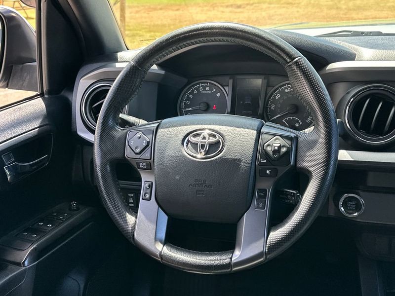 2019 Toyota Tacoma TRD Off-Road - 23045735 - 17