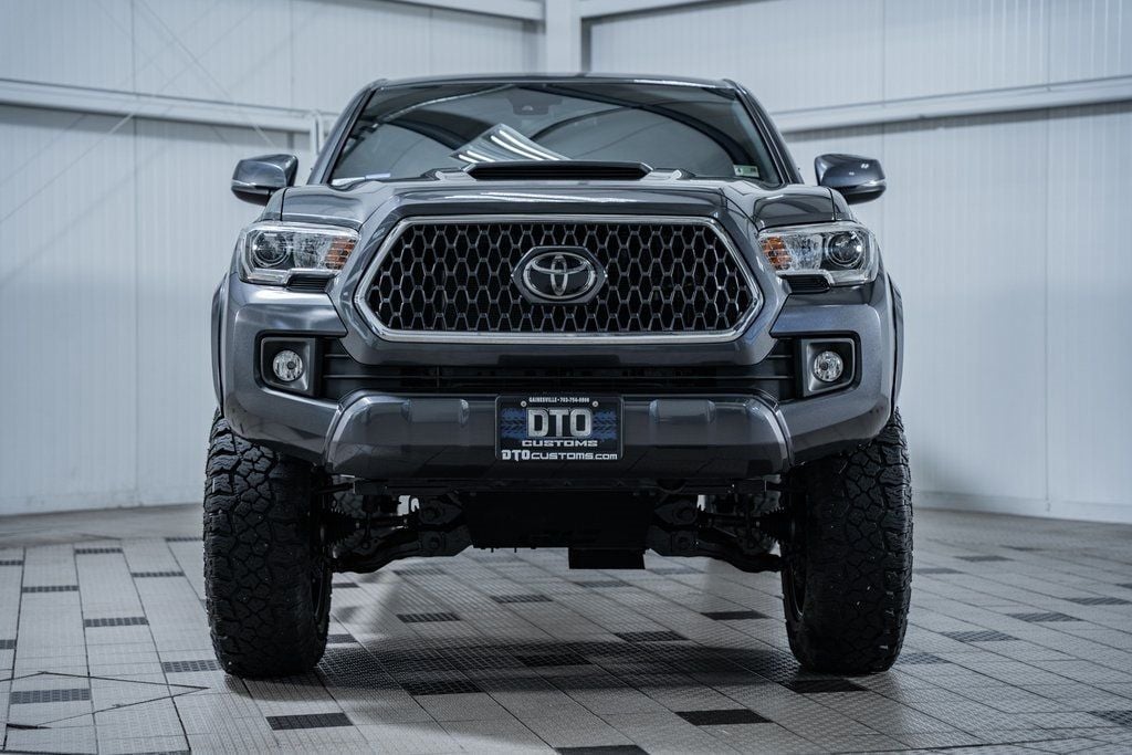 2019 Toyota Tacoma TRD Off-Road photo 2