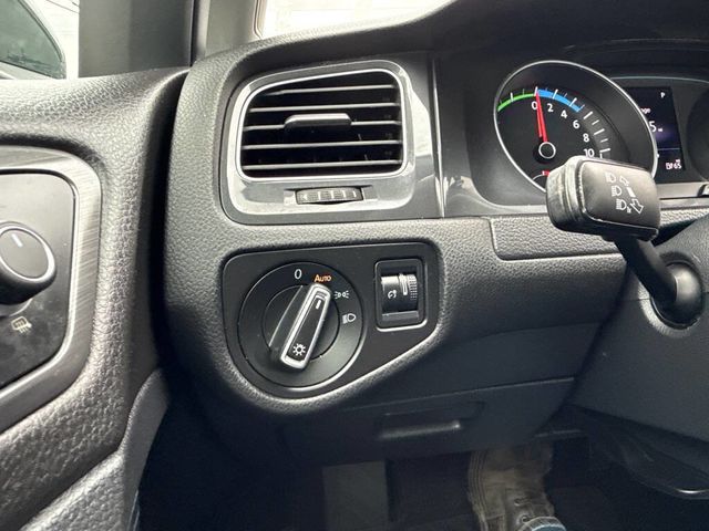 2019 Volkswagen e-Golf 4-Door SE - 22928616 - 21